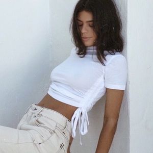 URBAN OUTFITTERS TIA CINCHED SIDE-TIE TEE